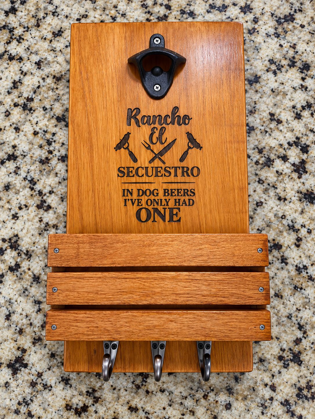 Abridor de botellas de pared en madera con ganchos y frase personalizada