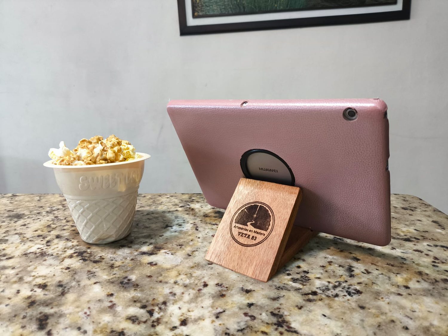 Posacelular de madera Veta 83 sosteniendo una tablet en la mesa