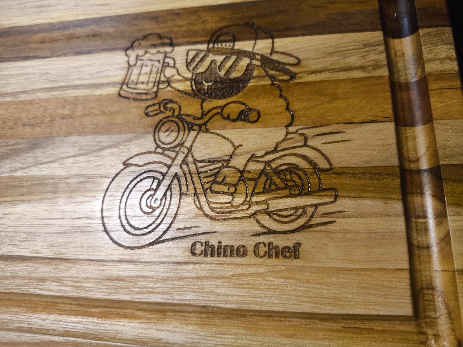 Tabla de teca con una ilustración personalizada grabada a láser
