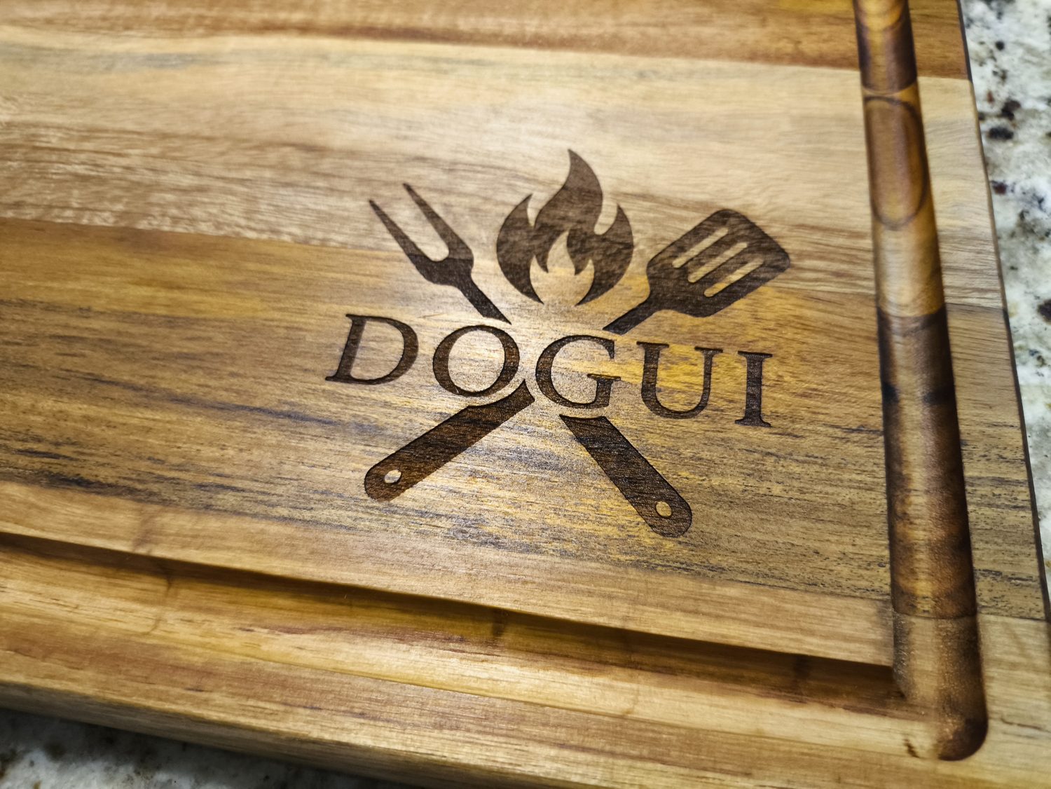 Tabla de teca con el logo de un negocio grabado a láser
