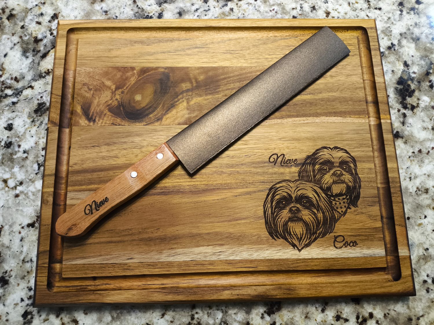 Tabla de teca con el retrato de dos perros grabado