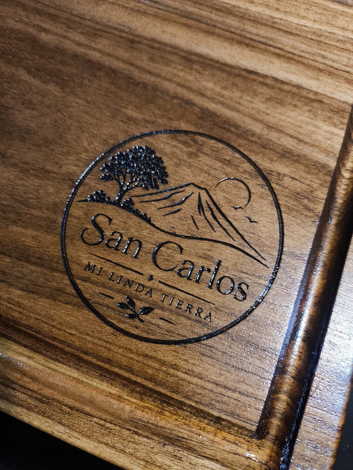 Tabla de madera con el grabado circular San Carlos, mi linda tierra