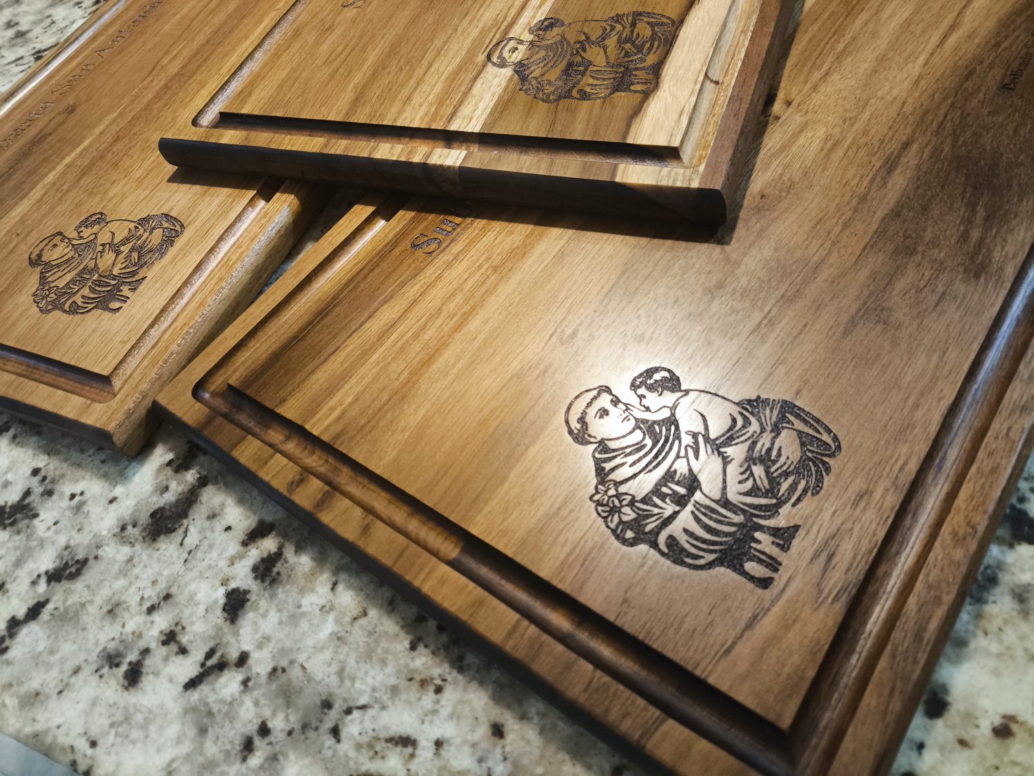 Tablas de madera con un grabado conmemorativo religioso