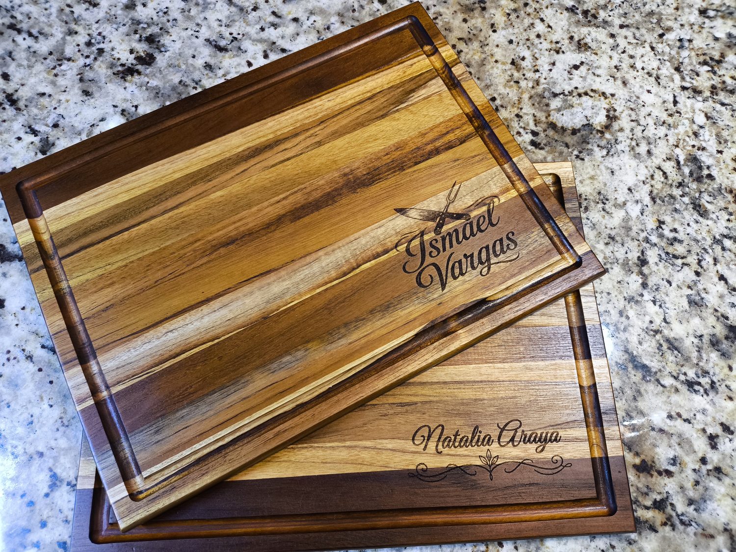 Tablas grabadas con distintos nombres para los invitados de un evento