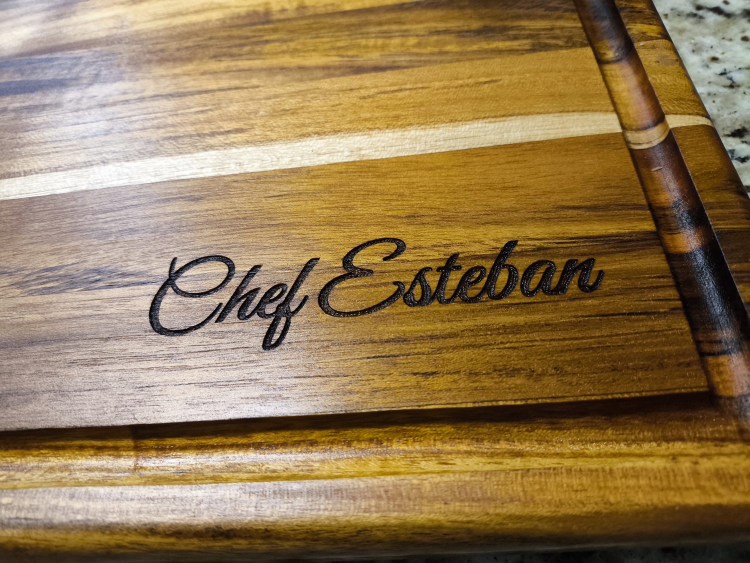 Tabla de picar de teca con el nombre Chef Esteban grabado a láser