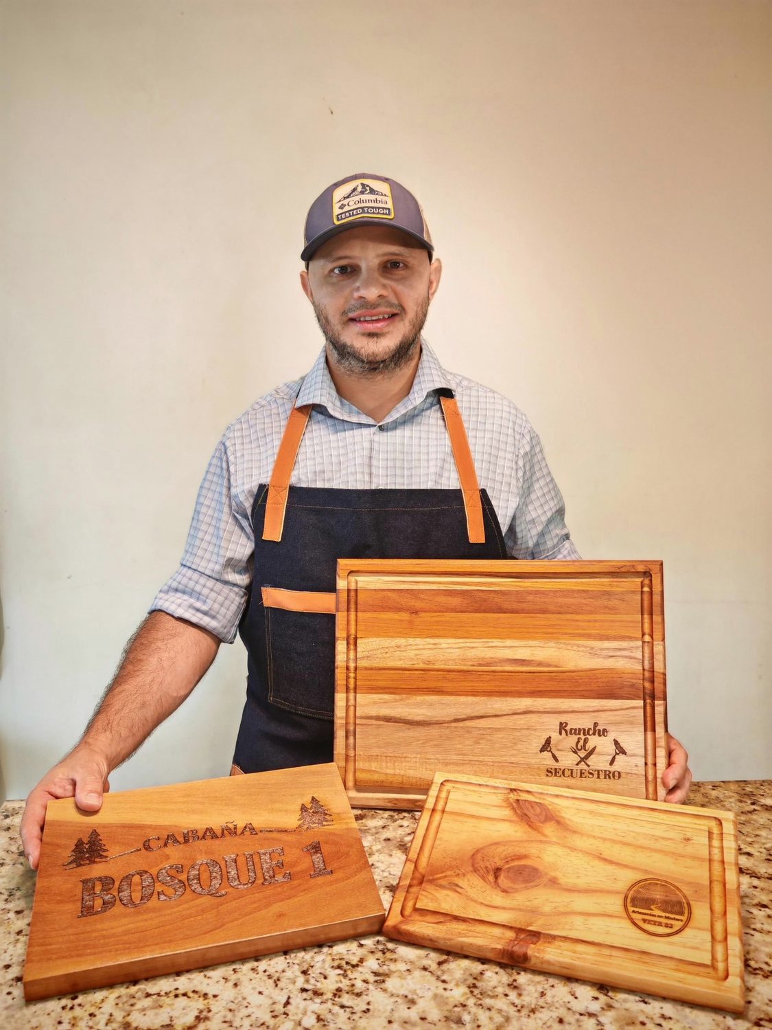 Félix Leonardo Alpízar Rojas, artesano de Veta 83, con varias tablas de madera grabadas